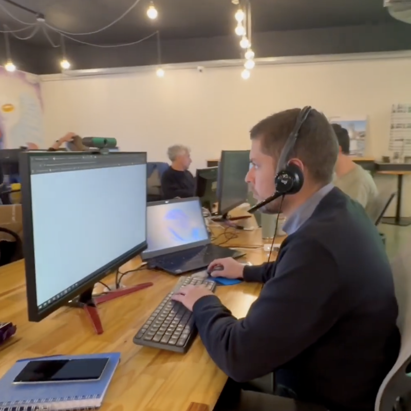 Equipo de AIOTEK trabajando como socio tecnológico en proyectos de desarrollo e integración de sistemas